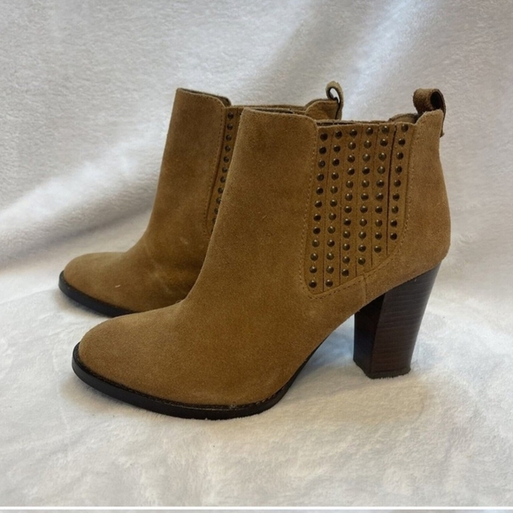 Chic Tan Suede Heels - Picture 5 of 6